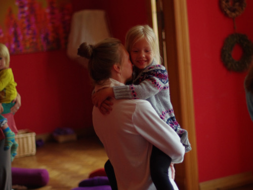 Tanzen familienyoga_Mama-Kind-Tanzen